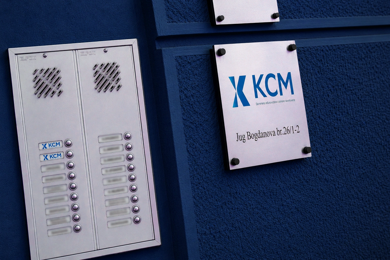 Interfon i tabla KCM na ulazu u kancelariju
